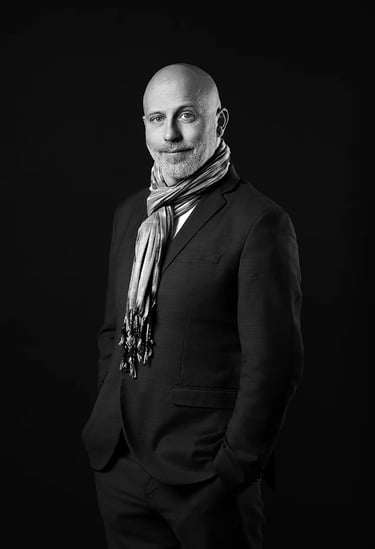 Portrait corporate noir et blanc réalisé en studio mobile d'un professionnel de l'immobilier.