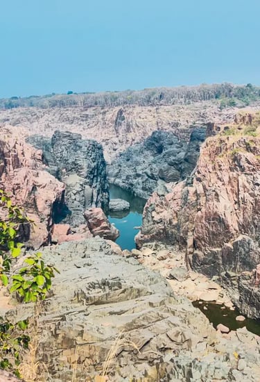 Ken River canyon at Raneh Falls with vibrant pink, red, and grey granite walls, Panna Tiger Reserve