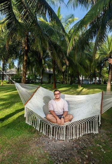 Парень в гамаке под пальмами