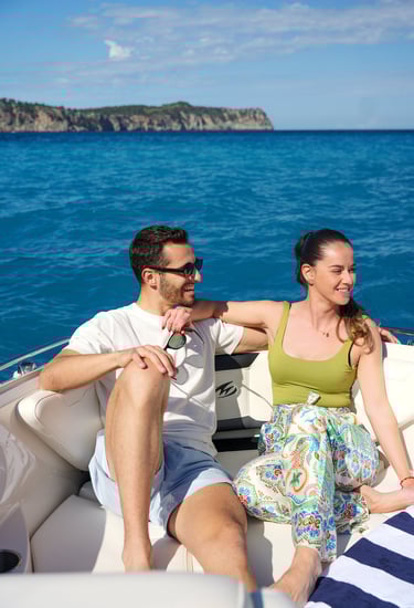 pareja disfrutando una excursión privada en barco desde Alcudia