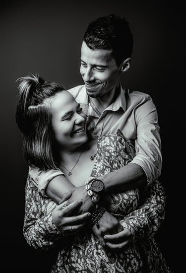 Portrait noir et blanc créée en studio photo par le photographe et vidéaste Thomas Bordas, aux portes de Pau.