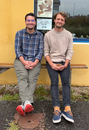Sur la presqu'île de Crozon. Merci à Antoine pour cette photo devant sa torréfaction : Café Sable