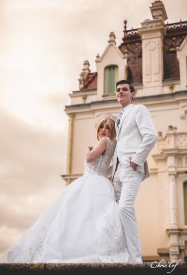 photo d'un jeune couple de mariés devant le magnifique chateau de Valmy argeles sur mer66