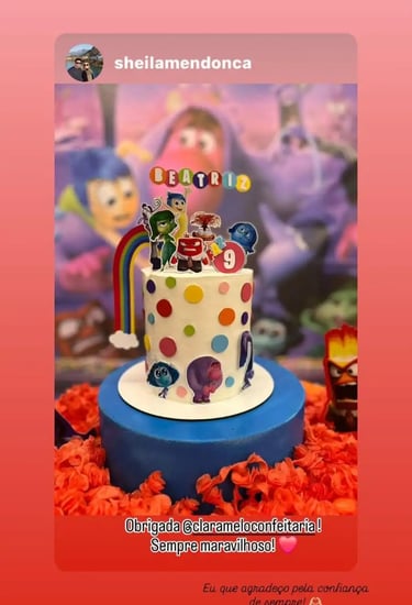 Bolo temático de aniversário com personagens de 'Divertida Mente', decorado com bolinhas coloridas e