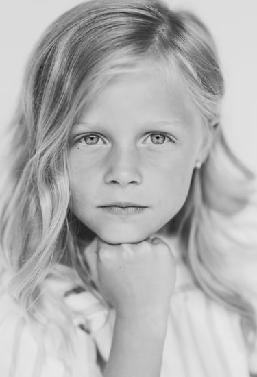 Zwart wit portret blond meisje