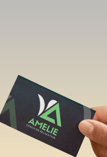 Une main tenant une carte de visite de coach bien-être, arborant un logo moderne.
