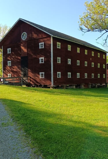 Old barn painted with Dalsberg red barn paint