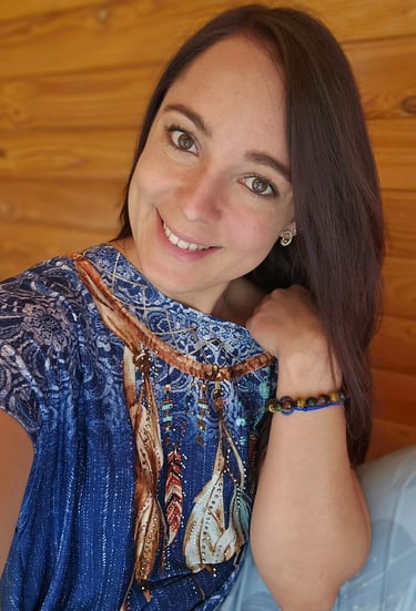 votre thérapeute hypnose PNL Reiki Manon Perret souriante bienveillante rassurante femme
