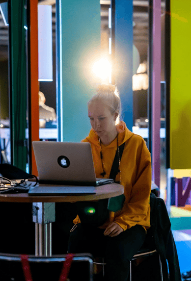 Laura beim "goldenen Haus" für share, Ressourcenmangel