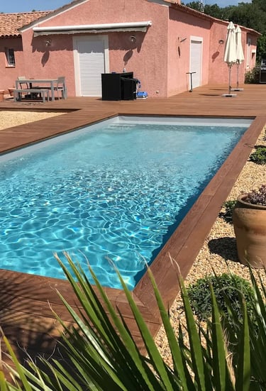 piscine rectangulaire avec plage en bois dans le Var réalisé par EGPR