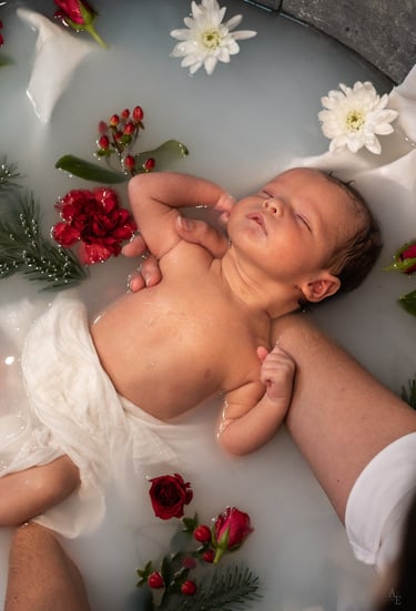 un bébé dans une baignoire avec des fleurs