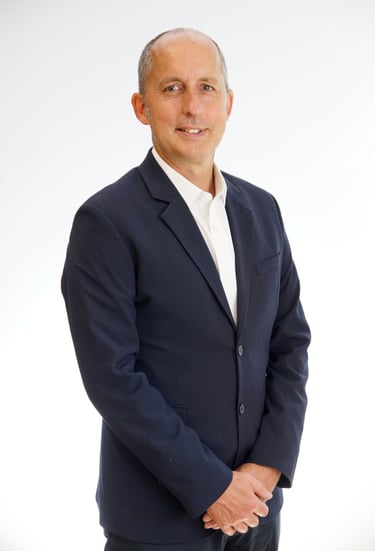 Portrait d'entreprise d'un homme sur fond blanc proposé par un photographe professionnel sur Dijon