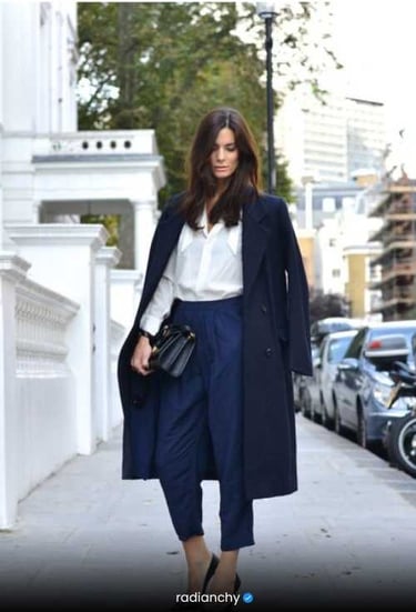 LOOK ELEGANTE COM SOBRETUDO MARINHO