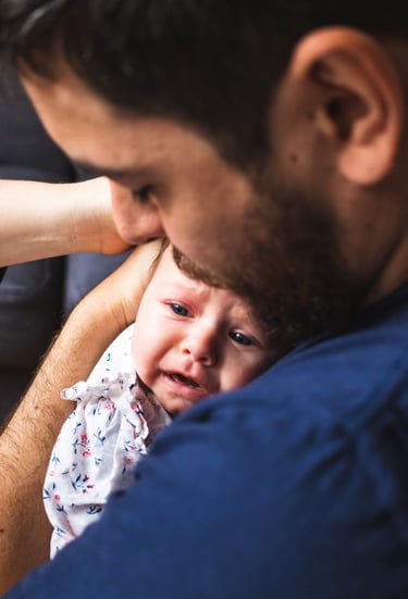 reportage de naissance, bébé et papa, photo lumière naturelle