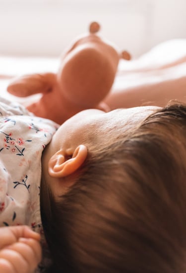 reportage de naissance à domicile, petites oreilles et peluche