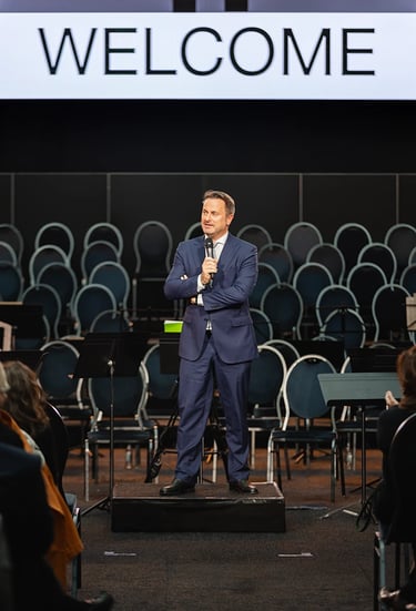 Xavier Bettel prononçant un discours lors d’un événement corporate au Luxembourg.