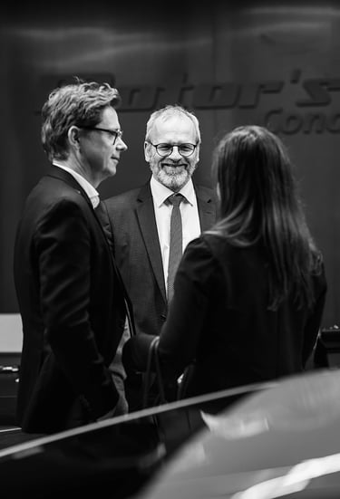 Discussion entre professionnels lors d’un événement d’entreprise à Luxembourg en noir et blanc.