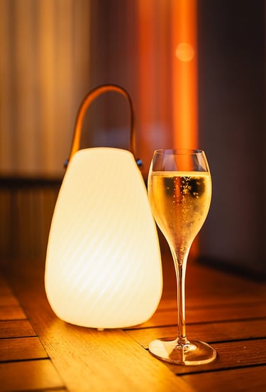 Détail d’un verre de champagne éclairé lors d’un événement en soirée à Luxembourg.