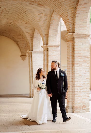 Sposi che passeggiano felici