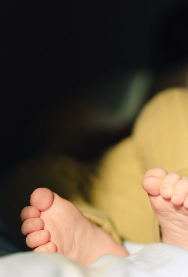 plan rapproché de pieds d'un nouveau né