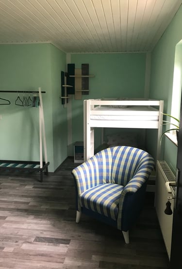 Eines von vier Pensionszimmern mit eigenem Badezimmer