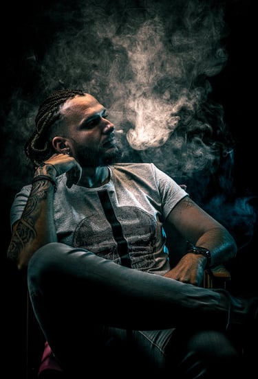 Portrait cinématographique d’un homme assis dans la fumée sous une lumière dramatique