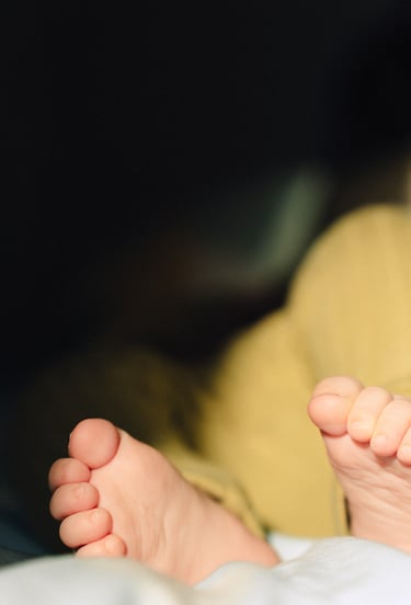 plan rapproché de pieds d'un nouveau né