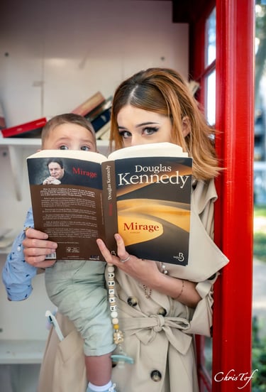 Une femme et un enfant lisant ensemble dans une cabine de lecture à Perpignan centre , 66000. 