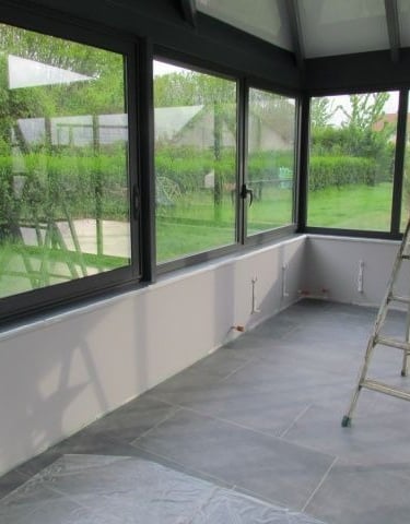 amerikan kapı uygulaması yapılmış modern iç mekan