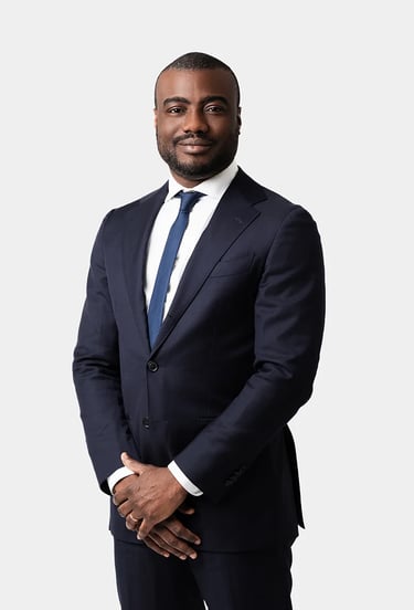 Portrait corporate d’un homme en costume bleu marine sur fond clair, réalisé en studio à Metz.