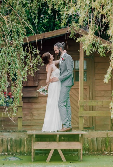 Photo de couple de mariage au bord d'un étang.