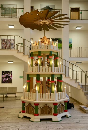 die Lichter der großen Stufenpyramide leuchten