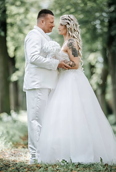 Braut und Bräutigam im Park – natürliche Hochzeitsfotografie am Möhnesee.