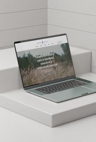 LapTop con la página de internet de Alquimia Humana reflejando la posibilidad de atender remotamente