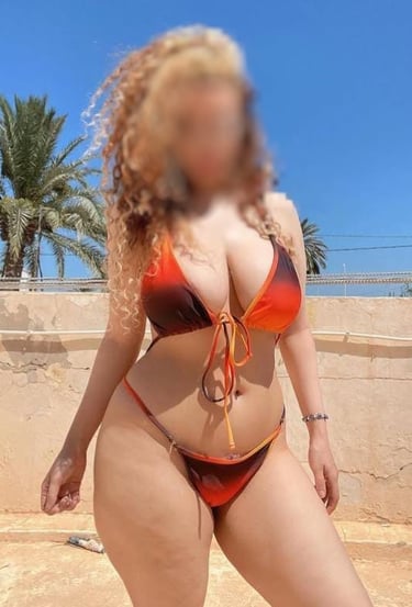 Bikini y sol, lista para calentar tu día.  Cica escort