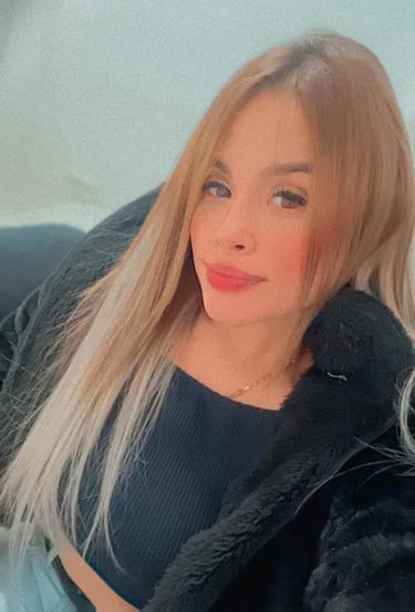 Rubia dulce y encantadora en Málaga, chica rubia mirando a cámara
