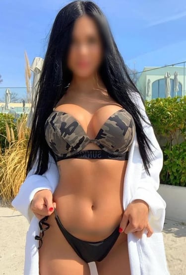 una mujer en bikini y una túnica blanca