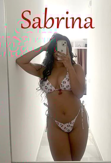 Sabrina escort en bikini haciendo un selfie