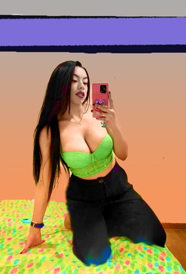 una mujer con un sujetador verde y pantalones negros