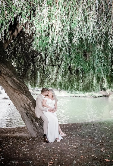 Couple marié sous un arbre qui s'embrasse