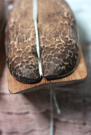 karine-nguyen-van-tham-mutation-sculpture sur bois et lin tissé, détail