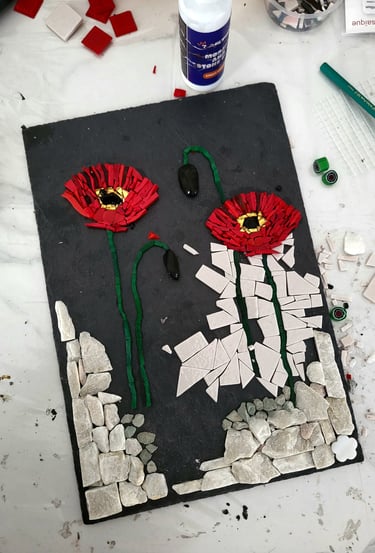 a red flower with a green ribbon on it. Un coquelicot en mosaique