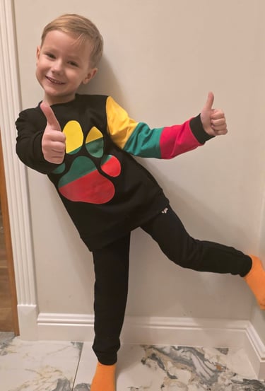 Berniukas su kostiumėliu lietuvos trispalvės spalvomis