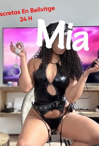 Escort Mia en conjunto fetichista negro con esposas en mano, disponible 24 horas en Bellvitge. Ambiente atrevido y discreto.