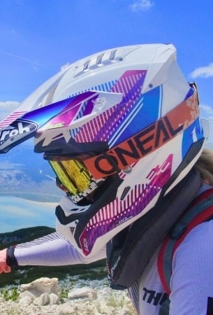 Freiheit-und-Fokus-Profilansicht-von-Yoalehrerin-Anja-auf-dem-Motorrad-vor-malerischer-Berg-und-Seekulisse