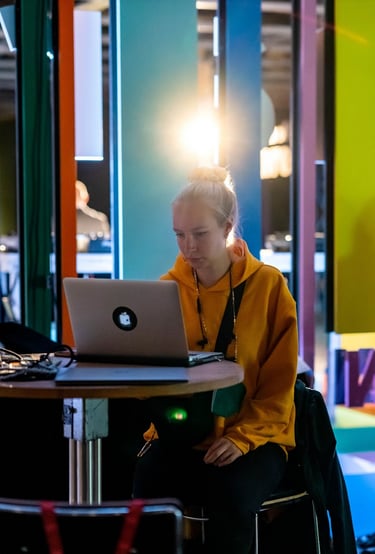 Laura beim "goldenen Haus" für share, Ressourcenmangel