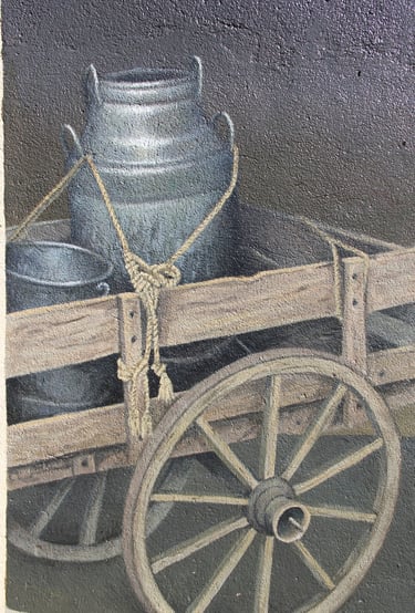 Peinture sur façade d'une charrette en bois avec des bidons à lait anciens tenus par des cordes.