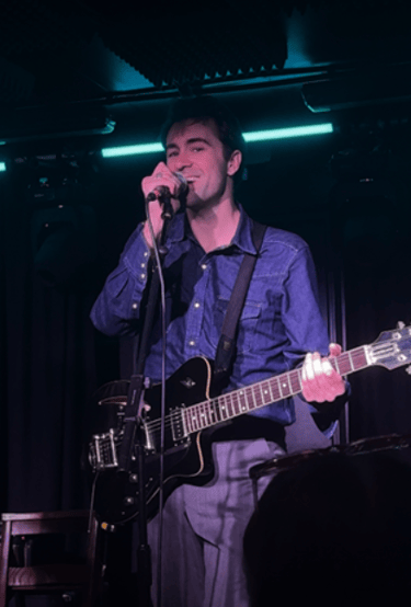 Band Halloweens performing live, the vaccines