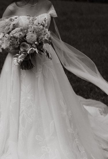 natürliche Hochzeitsfotos von Sophie Sara Fotografie - authantischer Hochzeitsfotograf in Wiener Neustadt - brautpaar bewegt