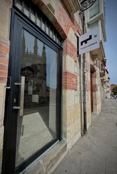 Fachada de Burgos Lockers, consigna de equipaje 24 horas junto a la Catedral de Burgos